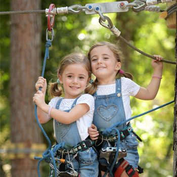 Niños en el circuito de aventura