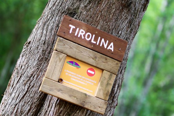 Tirolina sobre la ribera del Huéznar